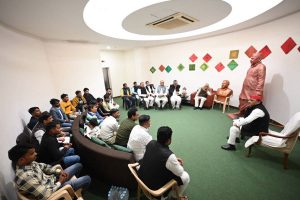 Akhilesh felicitates rat miners who saved people in Uttarakhand