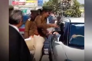 Probe launched as lawyer abuses cop in Lucknow