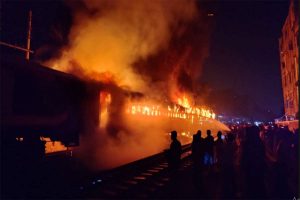 Benapole Express torched in Dhaka, 5 dead