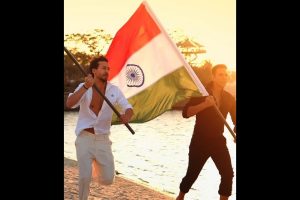 Akshay, Tiger evoke feeling of patriotism as they sprint with Tricolour