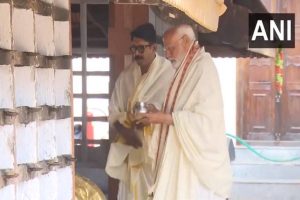 PM Modi offers prayers at Triprayar Sree Ramaswamy Temple in Thrissur