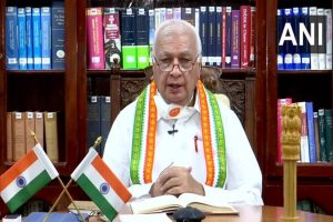 Kerala Governor Arif Mohammed Khan stages protest in Kollam after SFI workers wave black flags at him