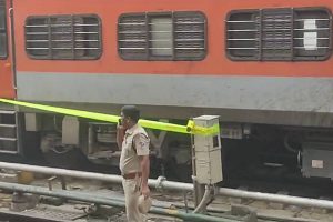 Five injured as Charminar Express derails at Hyderabad station