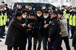 Police to seek warrant for suspect who stabbed S. Korean oppn leader