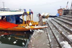 Cold wave returns to Kashmir with freeze & frost