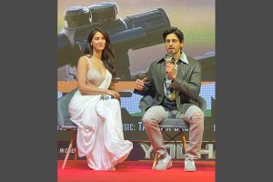 Disha Patani & Sidharth bonded over gym sessions, volleyball during shoot breaks