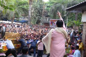 Amitabh shares pic of ‘Jalsa ka dwar’ as fans gather outside bungalow