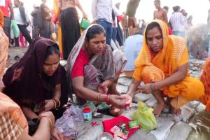 UP: Devotees take holy dip in River Ganga; offer prayers on Somvati Amavasya at Prayagraj