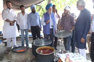 Union Minister Hardeep Singh Puri meets beneficiaries of PM SVANidhi scheme in Chandigarh