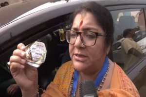 Trinamool booth agent caught red-handed asking people to vote for Rachana Banerjee: Locket Chatterjee