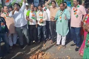 Congress holds ‘Matka Phod’ protest against water crisis in Delhi