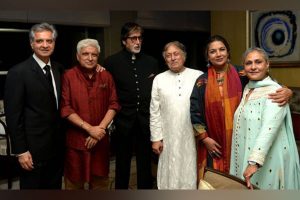 Amitabh Bachchan-Jaya Bachchan pose with Shabana Azmi-Javed Akhtar in throwback pic