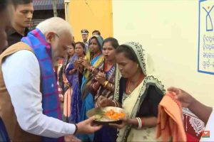 PM Modi meets beneficiaries of PM Awas Yojana-Urban in Bhubaneswar