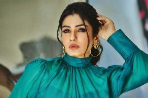 Raveena Tandon apologizes to fans after London selfie incident