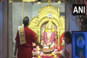 Aarti performed at Delhi’s Jhandewalan Mata Temple on the second day of Shardiya Navratri