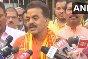 Shiv Sena’s Sanjay Nirupam visits Siddhivinayak temple, says “confident of his, Mahayuti victory”