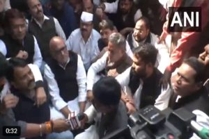 Scuffle breaks out between Police, Congress leaders outside party office in Lucknow