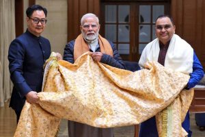 Union Minister Kiren Rijiju offers ‘chadar’ at Nizamuddin Dargah ahead of Ajmer Sharif visit