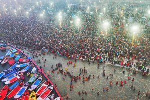 Devotees Take Holy Dip on First ‘Amrit Snan’ of Maha Kumbh on Makar Sankranti