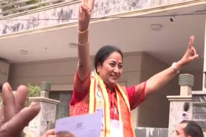 Delhi CM Designate Rekha Gupta Heads to Swearing-In Ceremony at Ramlila Maidan