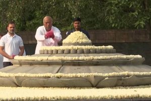 Rahul Gandhi and Kharge pay tribute to former PM Rajiv Gandhi on his 34th death anniversary