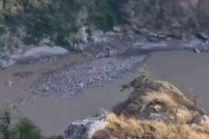 Parts of Chenab River Run Dry as India Shuts Dams, Locals Support Action Amid Rising Tensions with Pakistan