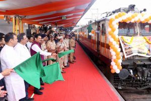 CM Fadnavis Flags Off ‘Bharat Gaurav’ Tourist Train to Celebrate 351st Coronation Anniversary of Chhatrapati Shivaji Maharaj