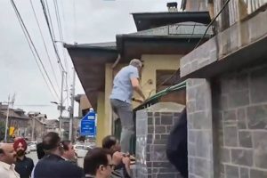 Omar Abdullah Climbs Wall to Pay Tribute at Martyrs’ Graveyard After Being Stopped by Security Forces