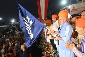 LG Manoj Sinha Flags Off First Batch of Amarnath Yatra Pilgrims from Jammu Amid Tight Security and Improved Facilities