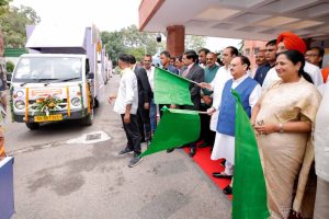 JP Nadda and Delhi CM Rekha Gupta Flag Off Ayushman Bharat Registration Vans; Slam AAP Over Unused Funds