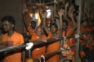 Massive Devotee Turnout at Kashi Vishwanath Temple on First Monday of Sawan
