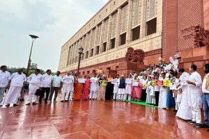 Sonia Gandhi Joins INDIA Bloc Protest Against Bihar SIR, Labourers’ Arrests at Parliament Gate