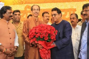Maharashtra: MNS chief Raj Thackeray meets Uddhav Thackeray at Matoshree, extends birthday wishes