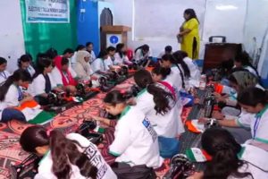 Udhampur Girls Craft National Flags for ‘Har Ghar Tiranga’ Ahead of Independence Day; Kashmir Police Tighten Security