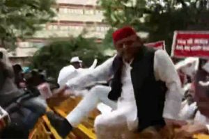 Akhilesh Yadav Leaps Barricade as Police Block INDIA Bloc Protest March to Election Commission