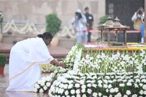 President Murmu Pays Rain-Soaked Tribute to Fallen Heroes at National War Memorial