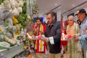 Ganesh Chaturthi 2025: Salman Khan performs aarti with parents Salma, Salim Khan