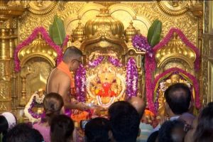 Ganesh Chaturthi Begins: Devotees Flock to Siddhivinayak Temple, Lalbaugcha Raja Unveiled in Mumbai