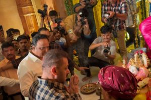 Salman Khan pays visit to Ashish Shelar’s house for Ganpati Darshan; offers prayers barefoot