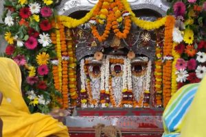 Shardiya Navratri Begins: Devotees Flock to Temples Across India to Offer Prayers