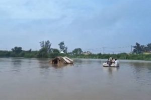 Delhi Authorities initiate rescue operation to save farmers stranded in low lying areas